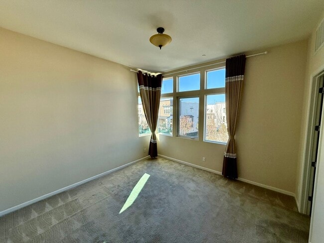 Building Photo - 4BD/3.5B Home in Dublin's Boulevard Community, a Stone's Throw Away From Persimmon and Hacienda!