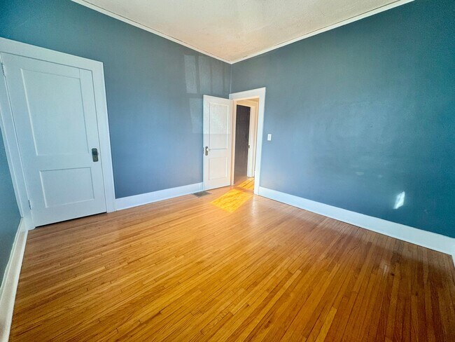 Building Photo - **AVAILABLE NOW** Centrally located 3-bedroom 2-bath
