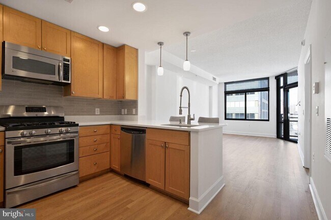 Building Photo - 3600 S Glebe Rd