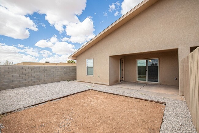 Building Photo - Cozy 3 Bed 2 Bath You've Been Looking For!