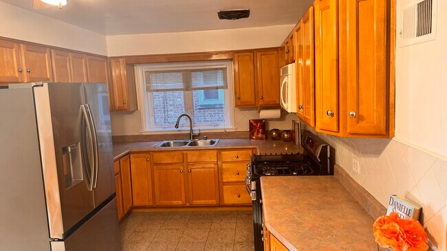 Building Photo - 5501 N California Ave