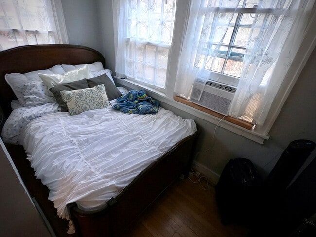 Building Photo - 8/1 Fantastic Location. Fenced Yard. 4 bed 2 bath. Porch. Hardwood. Close to CMU