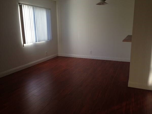 Dining Area - 300 S Westmoreland Ave