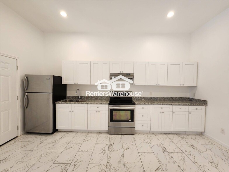 Building Photo - 5027 Creekmont Dr