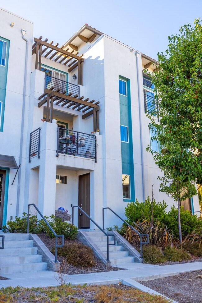 Building Photo - Beautiful two bedroom on Communication Hil...