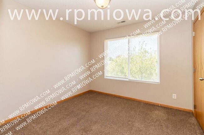Building Photo - 770 SE Harper Dr