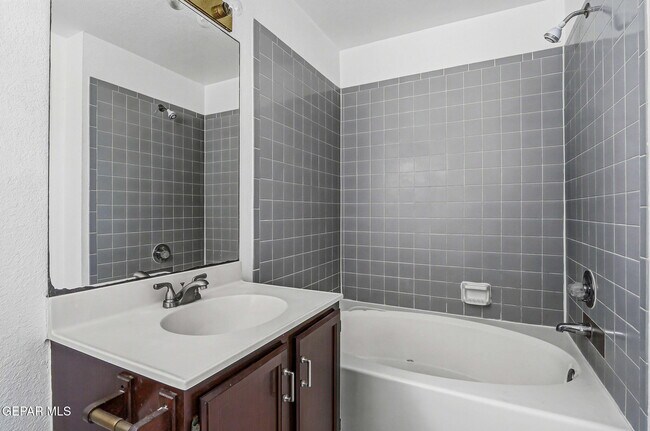 Building Photo - 905 Mark Wallace Ln