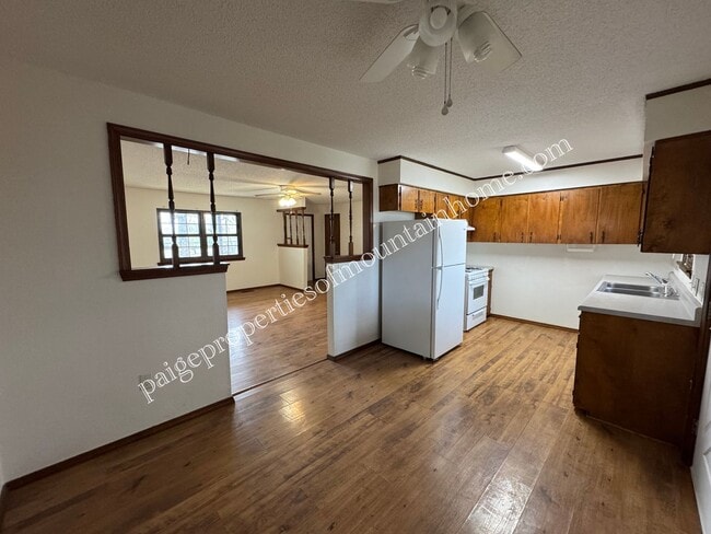 Building Photo - 3 Bedroom, 1 Bath Home on a Corner Lot