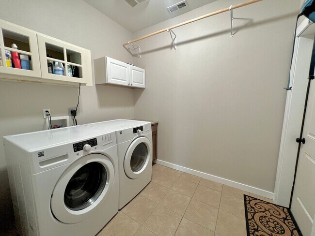 Building Photo - Modern 3 Bedroom Home