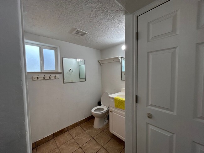 Building Photo - 3 Bedroom 1 Bathroom Basement Apartment Sp...