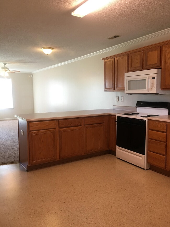 Building Photo - 1202 Goldridge Dr SW