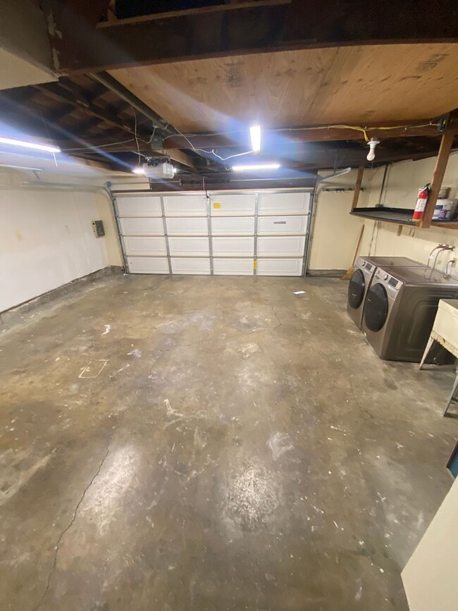 Building Photo - $3,290 / 3 BR - 1200 SF - FRESHLY REMODELE...