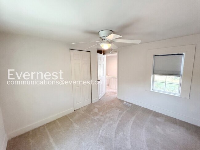 Building Photo - 3 Bed/1 Bath Home with Fenced Yard / Pet-Friendly / Available Soon!