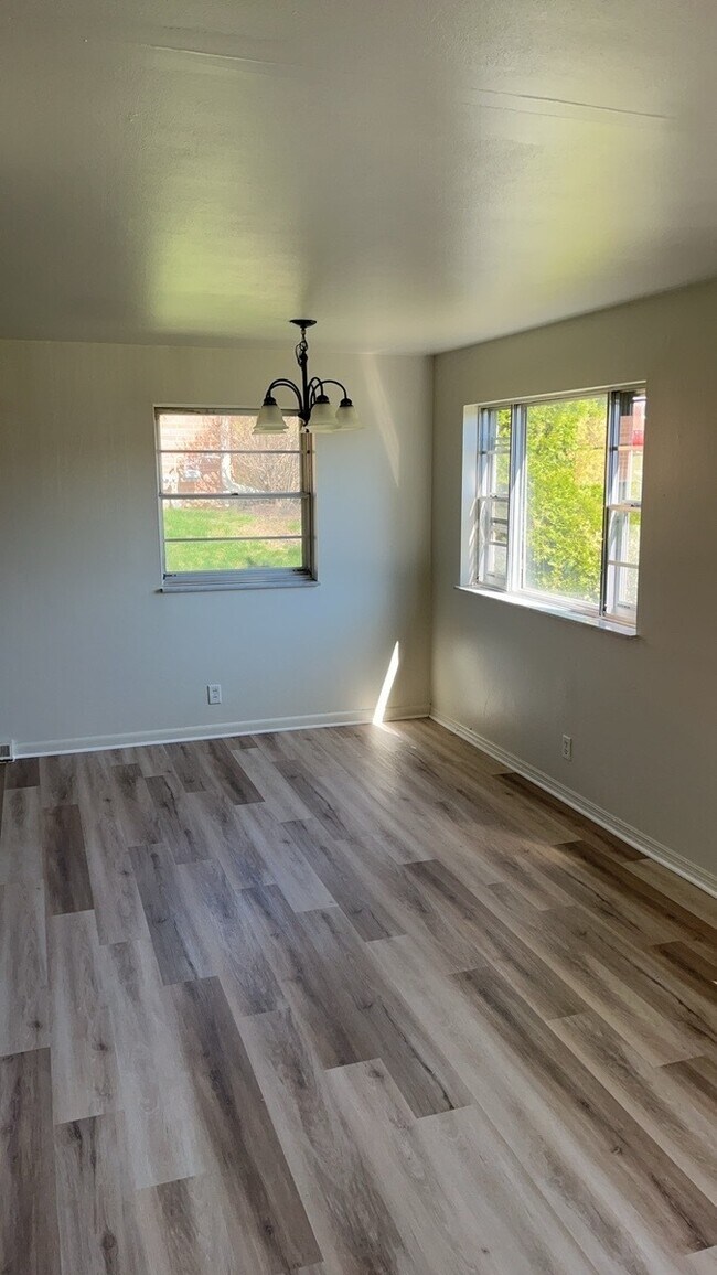 Building Photo - 3043 Regent St