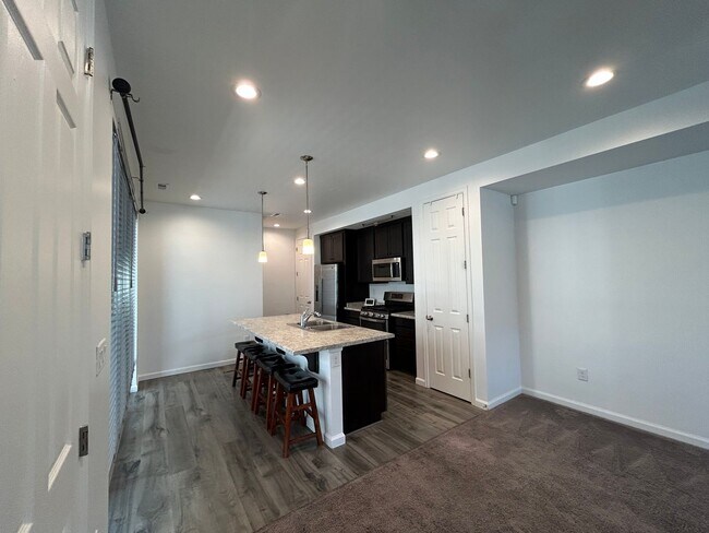 Building Photo - 3 Bedroom 2.5 Bathroom Townhouse in Payson, Utah!