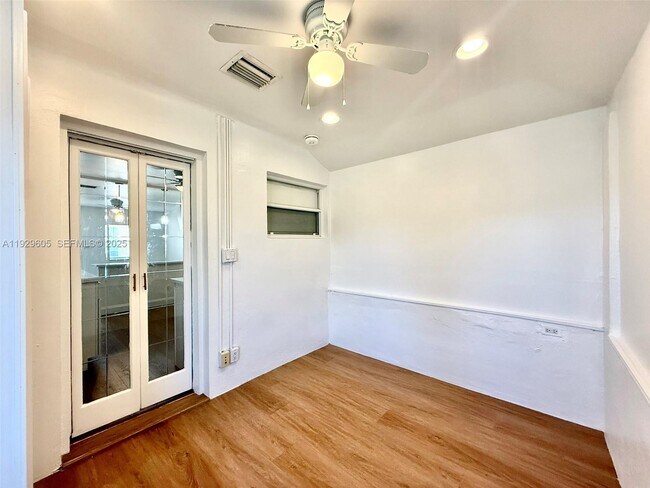 Building Photo - 2403 Scott St