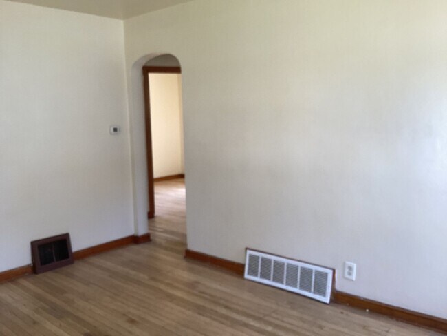 Building Photo - 2 Bedroom Single Family Home With Detached Garage