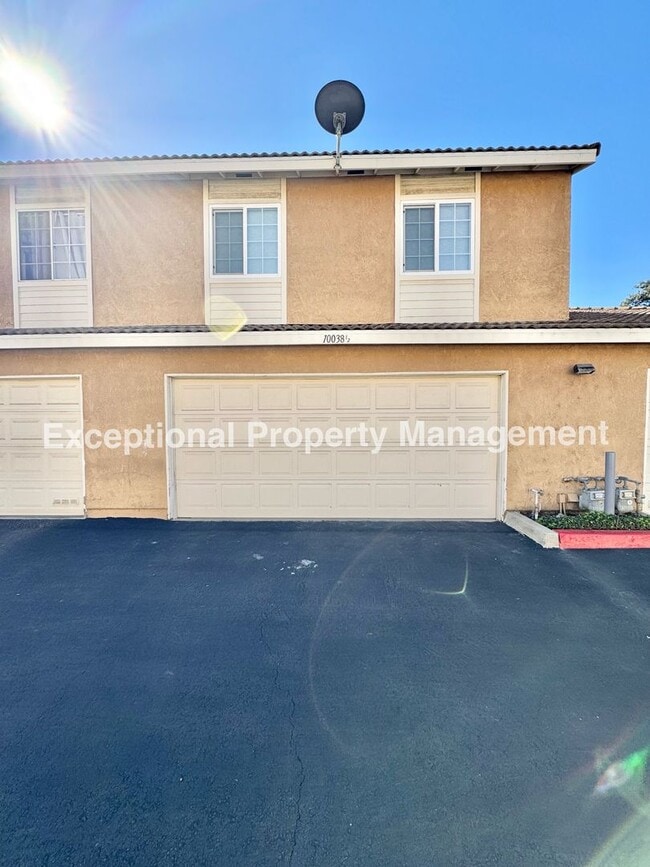 Building Photo - Ready to move in 2 bedroom 3 bath townhome