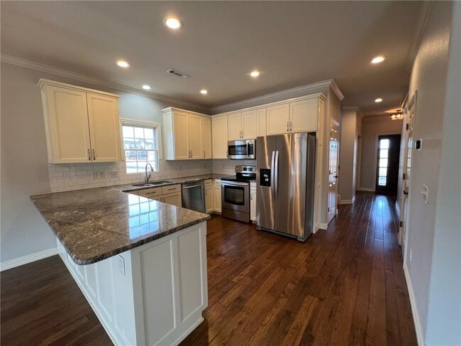 Building Photo - 1004 NE Carnahan Ct