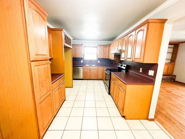 Building Photo - Great 3 Bed & 2 Bath Home in Yukon!