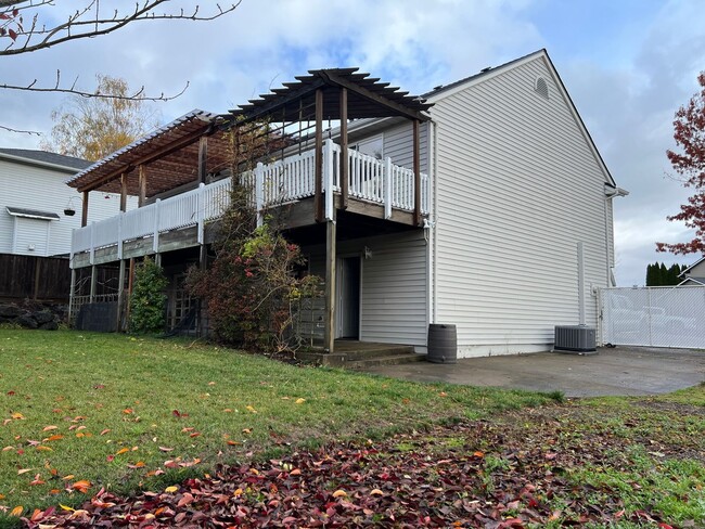 Building Photo - Updated Five Bedroom Home in West Salem