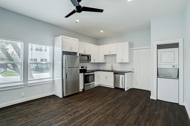 Primary Photo - 225 N Everton St