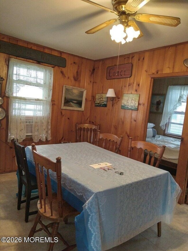 Building Photo - 10 Lake St