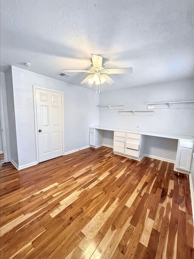 Building Photo - 4330 Meadow Springs Dr