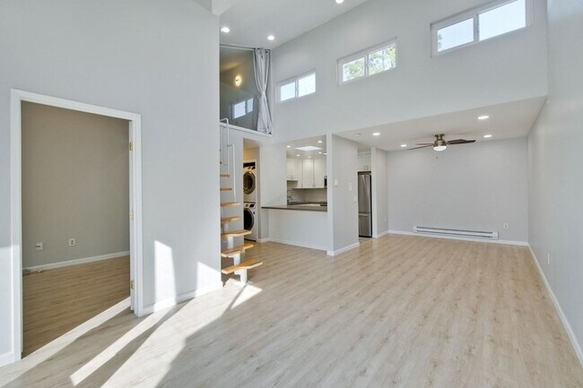Building Photo - Remodeled 2 Bed 2 Bath Modern Condo with Bonus Loft Area