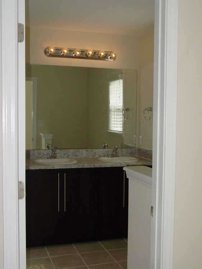 Building Photo - 104 Ventura Pl