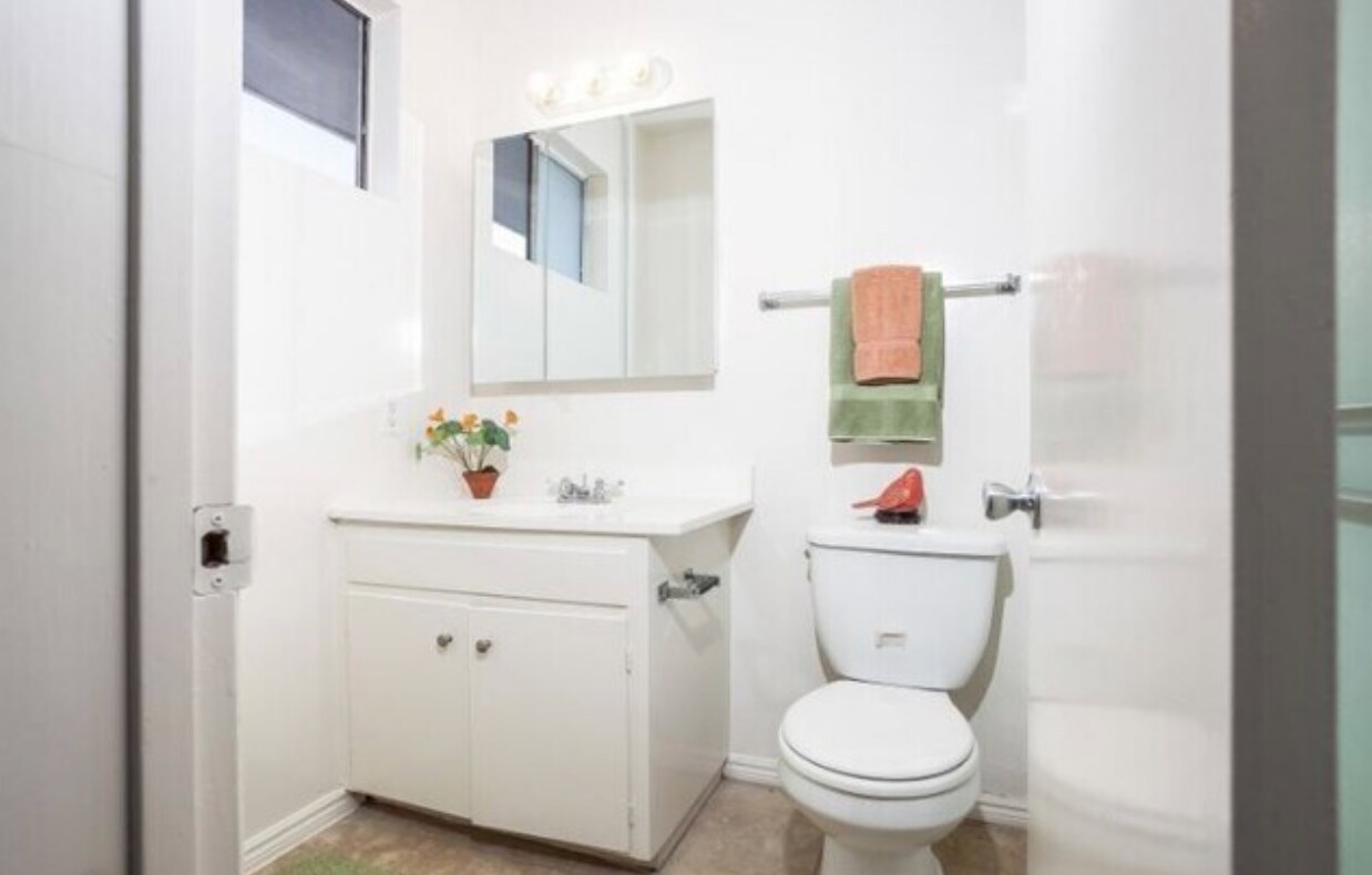 Building Photo - 634 W Sierra Madre Blvd