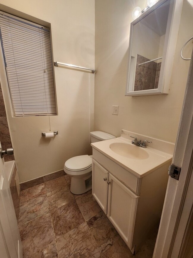 Building Photo - 6812 N Wayne Ave