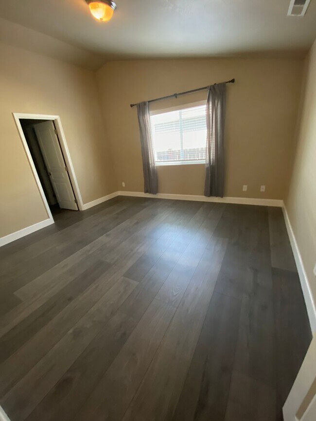 Building Photo - Newer NE Home, Gas Heat & A/C, All Applian...