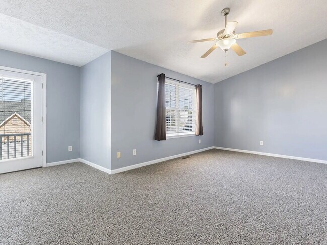 Building Photo - Renovated End-Unit Townhome with Spacious Primary Suite