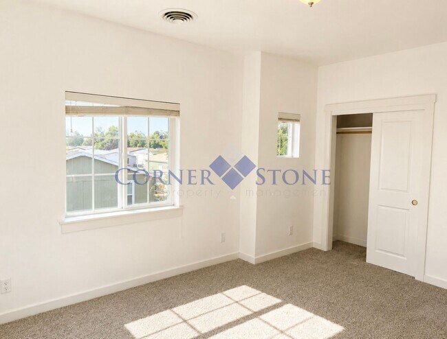 Building Photo - Charming Townhouse Close To The Village!