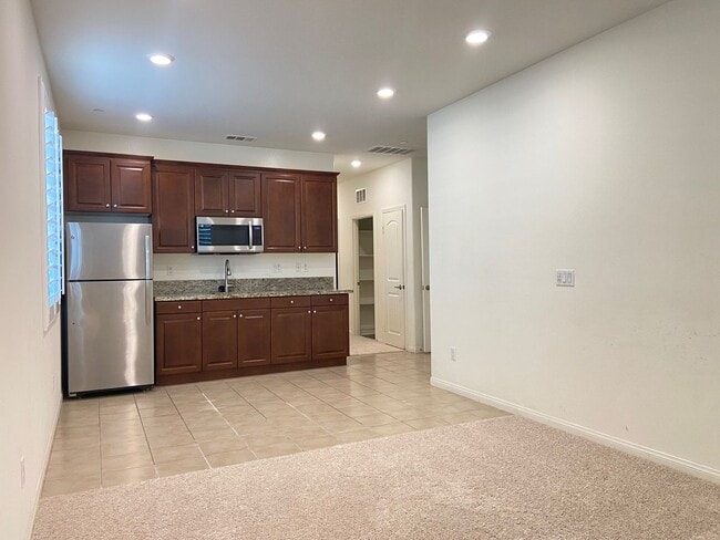 Building Photo - Beautiful 6 bed and 4.5 bath home in West ...