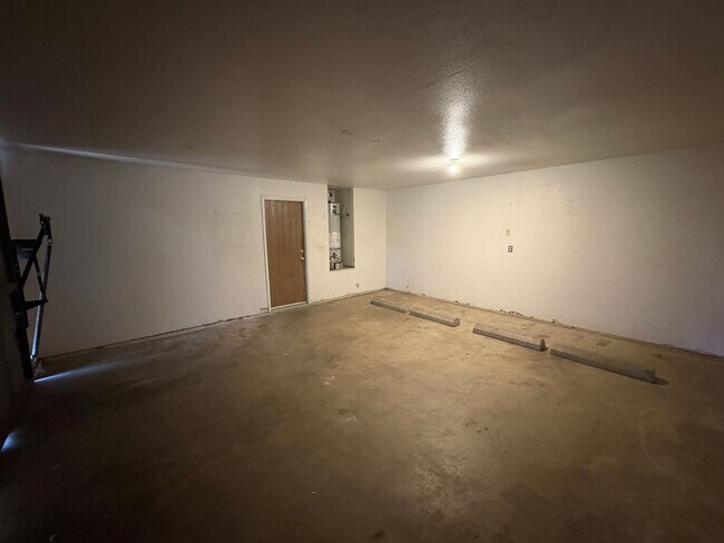 Building Photo - NW Visalia Home with Alley Access Rent Ready!