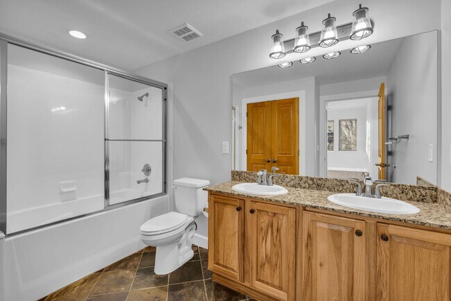 Building Photo - Top Floor Crestview Condo