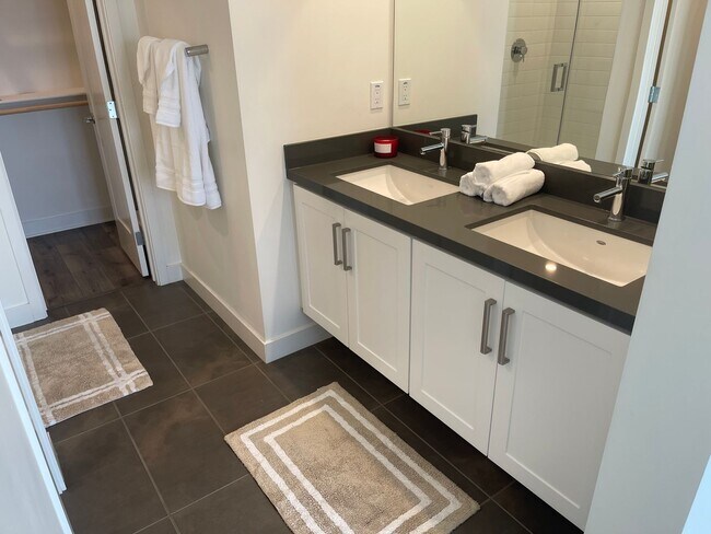 Building Photo - Water views! Less than a block from the ocean! 2 Bed 2.5 Bath Townhome!