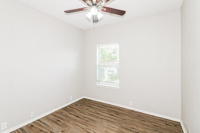 Building Photo - 903 Butterfly Ln
