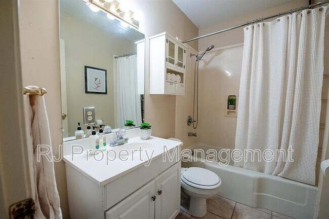 Building Photo - 41 S Fenwick Rd