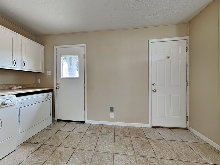 Building Photo - 457 Park Dr
