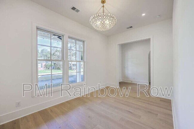 Building Photo - 755 Adluh St