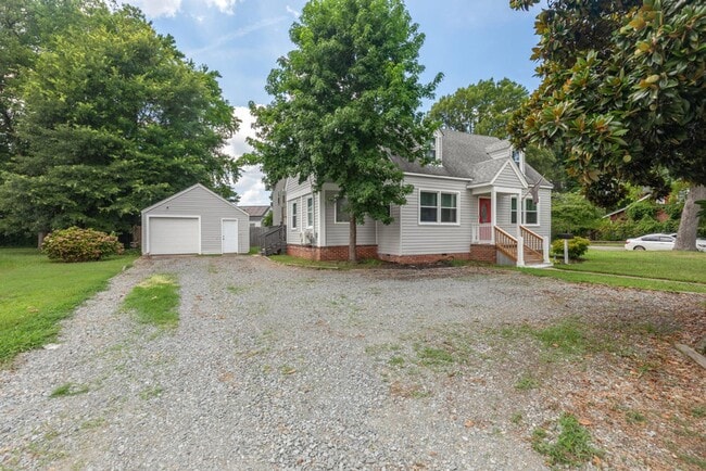 Building Photo - Welcome to this beautifully maintained 4-b...