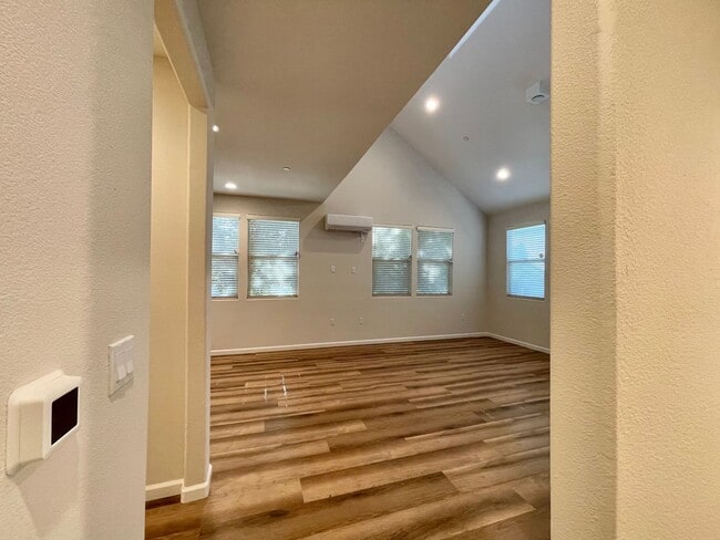 Building Photo - Newer Napa 2 Bedroom 2 Bathroom Condo; Both Bedrooms En-Suite