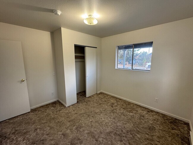 Building Photo - Relaxed Living in West Ellensburg