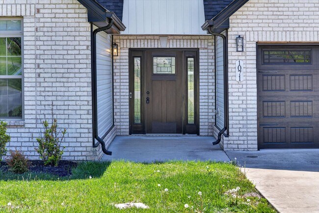 Building Photo - Pet Friendly Three Bedroom!