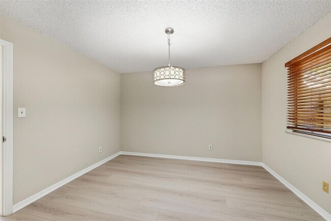 Building Photo - 525 Oak Haven Dr