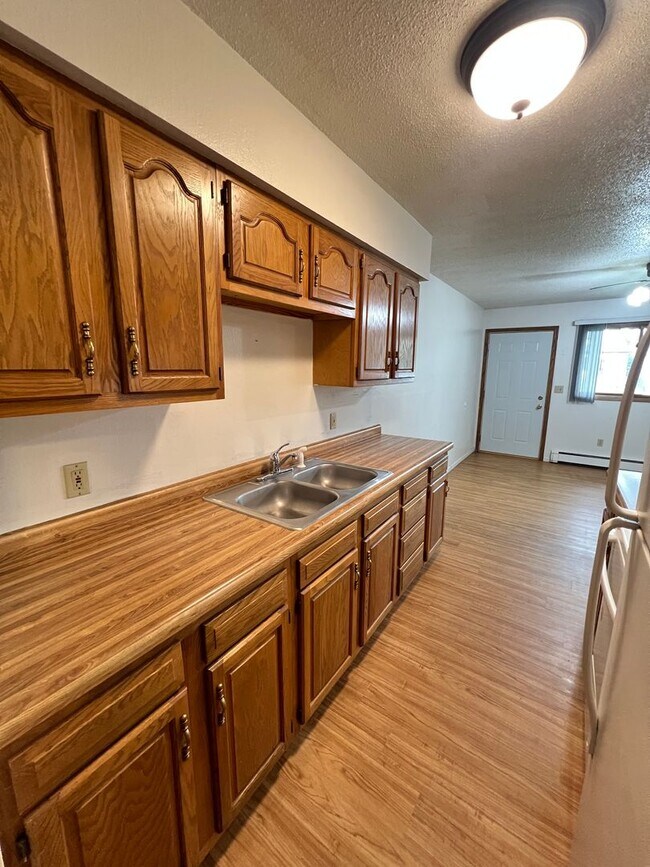 Building Photo - One level living w/ Attached Garage Available July!