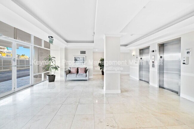 Building Photo - 5313 Collins Ave